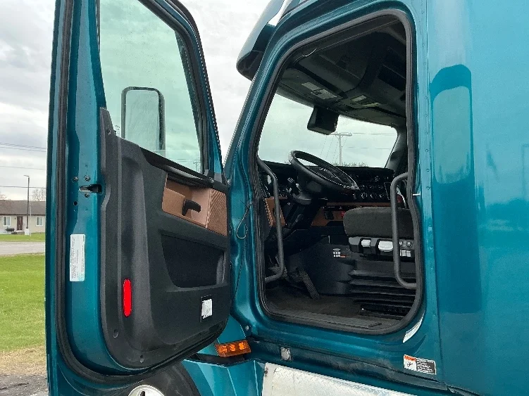 2021 Freightliner Cascadia - image 9