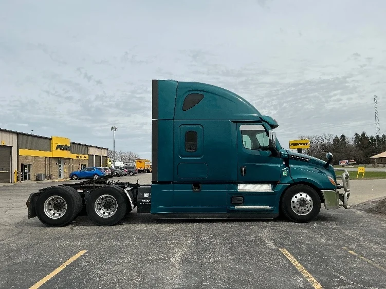 2021 Freightliner Cascadia - image 8