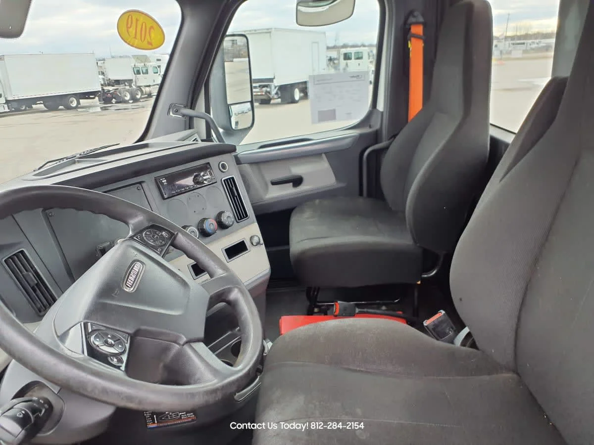 2019 Freightliner Cascadia - image 7