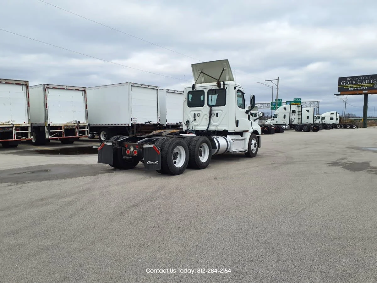 2019 Freightliner Cascadia - image 4