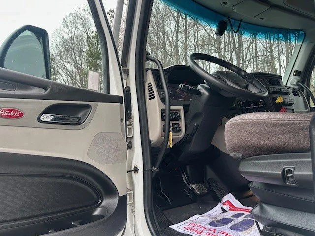 2023 Peterbilt 579 - image 7