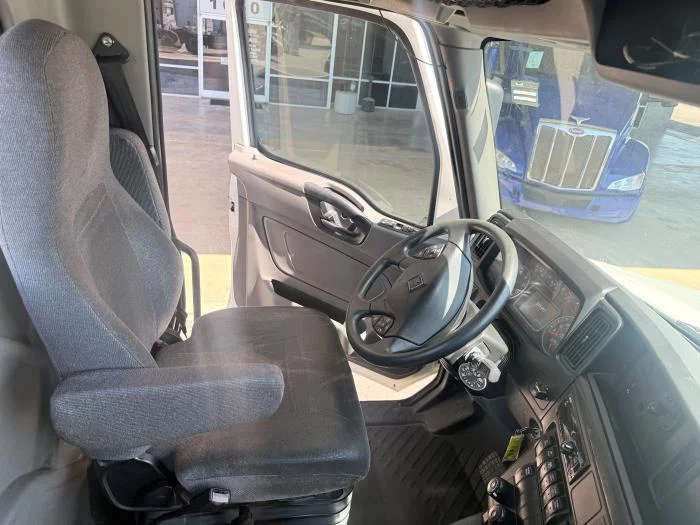 2020 International LT - image 5