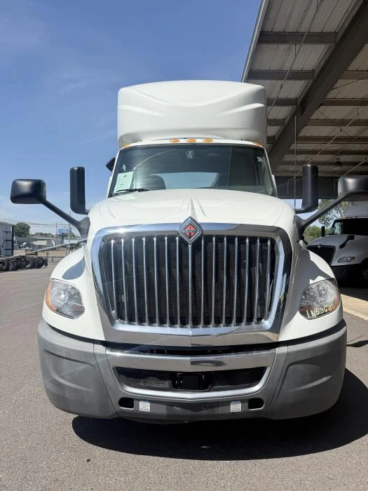 2020 International LT - image 12