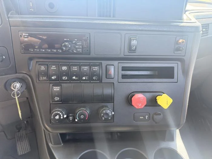 2020 International LT - image 10