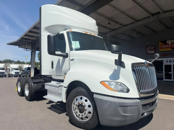 2020 International LT - image 6