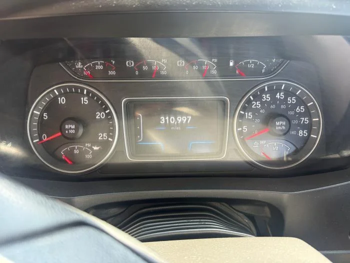 2020 International LT - image 9