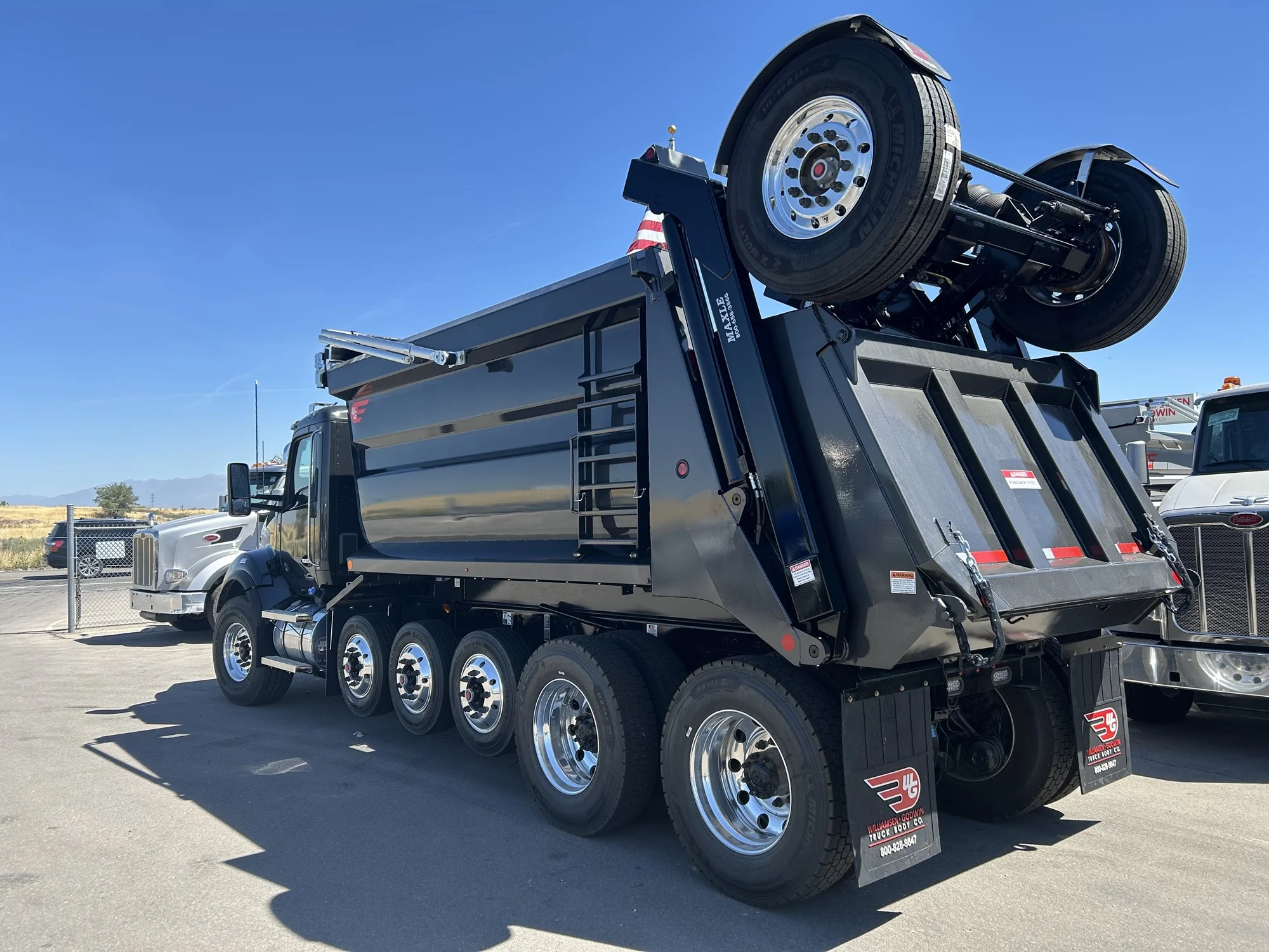 2026 Kenworth T880 - image 4