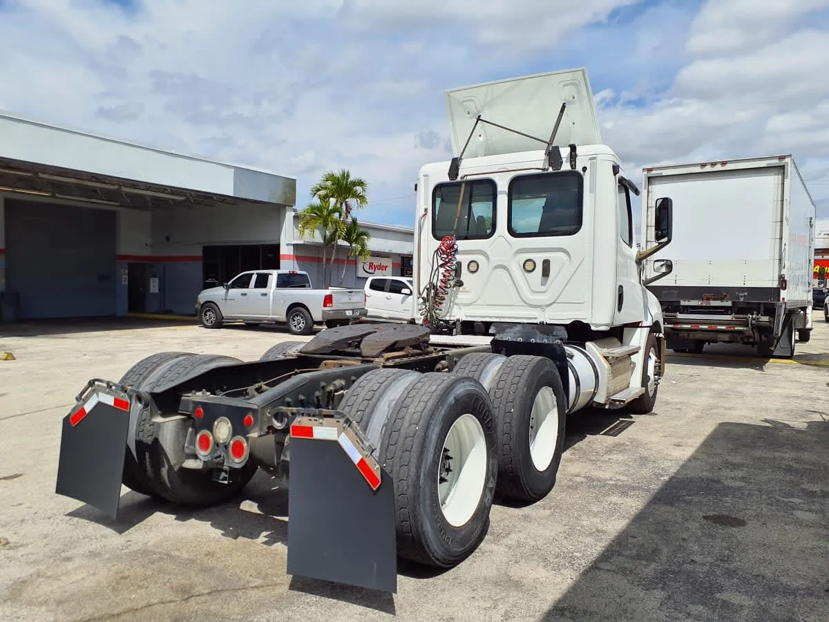 2019 Freightliner Cascadia in Miami, FL — photo 4