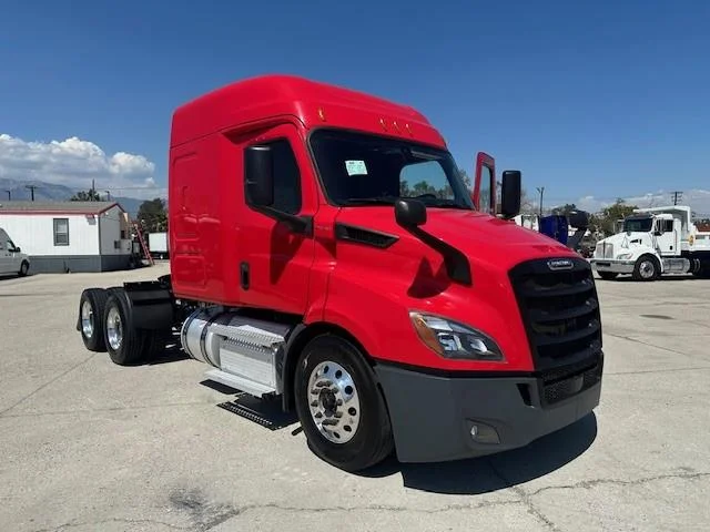 2020 Freightliner Cascadia - image 2
