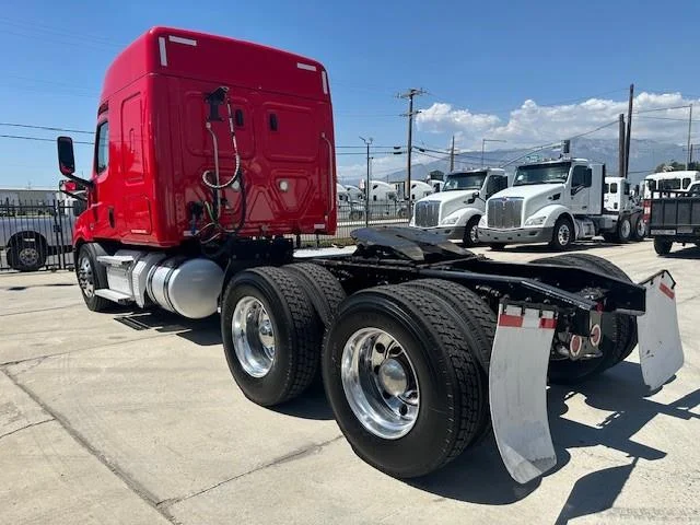 2020 Freightliner Cascadia - image 3