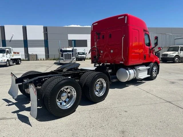 2020 Freightliner Cascadia - image 10