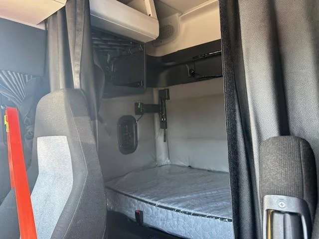 2020 Freightliner Cascadia - image 7