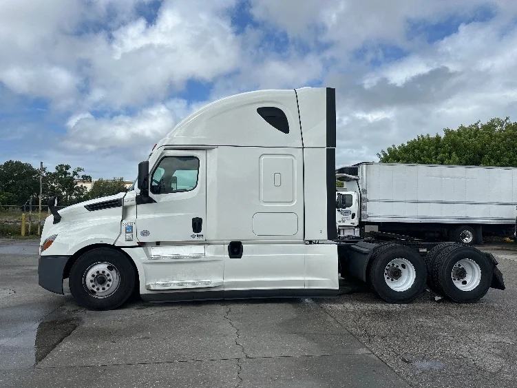 2022 Freightliner Cascadia - image 4