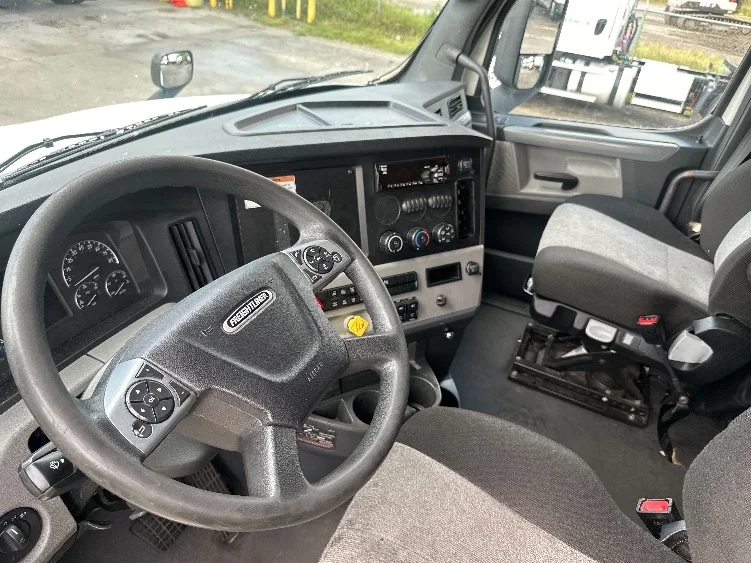 2022 Freightliner Cascadia - image 10