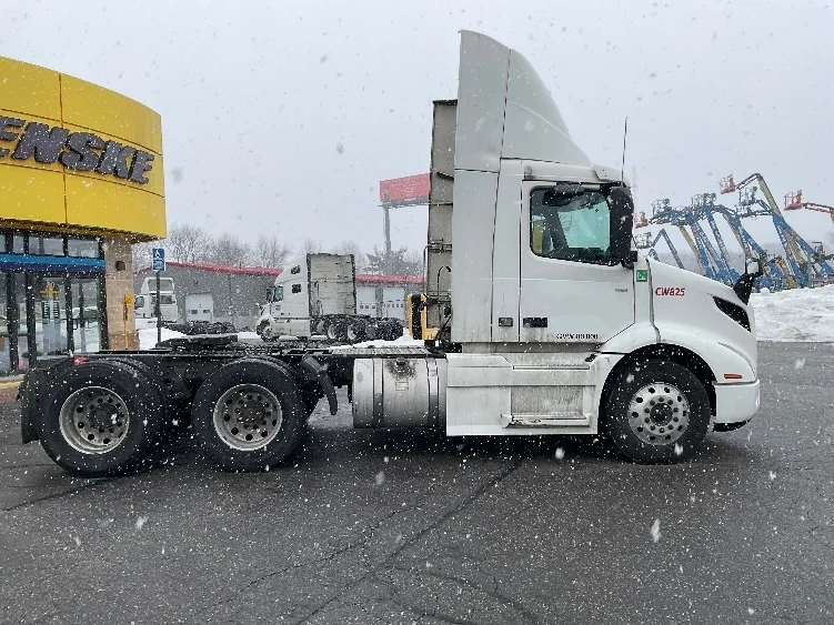 2020 Volvo VNR 640 - image 8