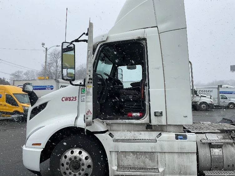 2020 Volvo VNR 640 - image 9