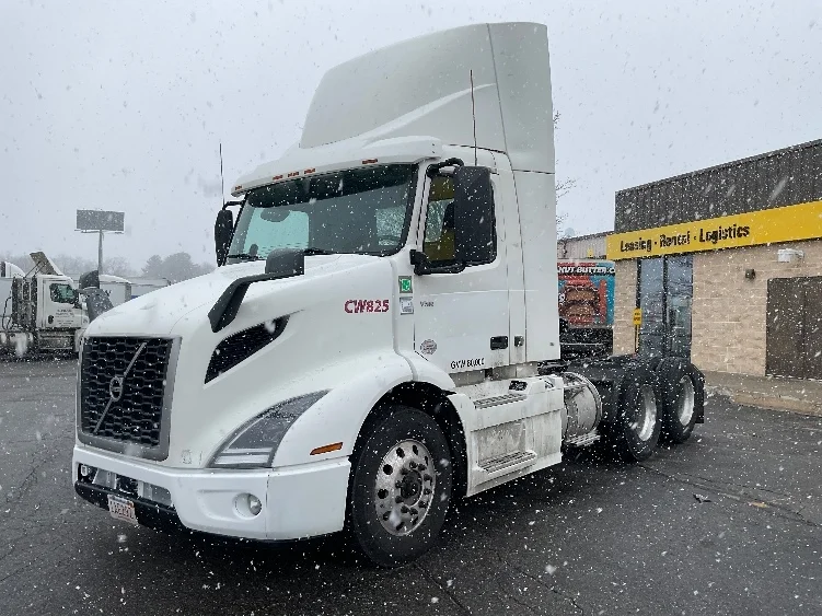 2020 Volvo VNR 640 - image 3