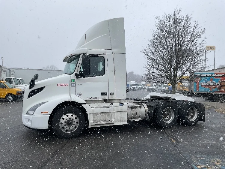 2020 Volvo VNR 640 - image 4