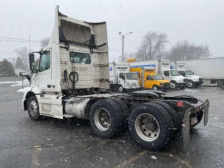 2020 Volvo VNR 640 - image 5