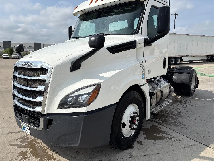 2020 Freightliner Cascadia - image 3