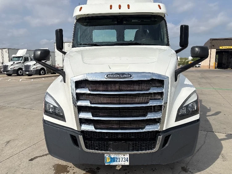 2020 Freightliner Cascadia - image 2