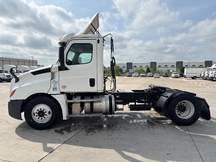 2020 Freightliner Cascadia in Fort Worth, TX — photo 4