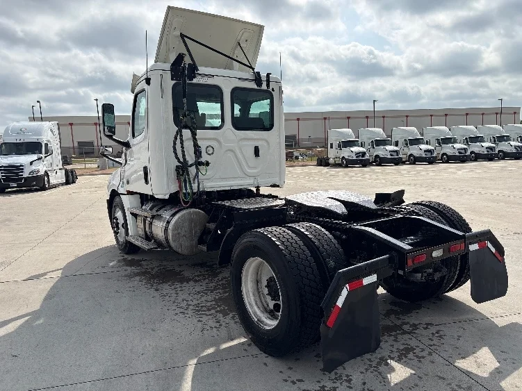 2020 Freightliner Cascadia in Fort Worth, TX — photo 5