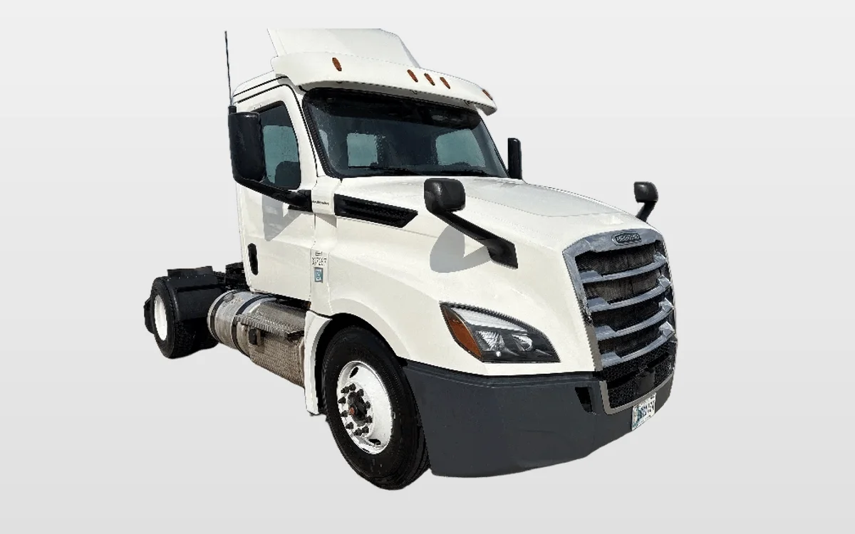 2020 Freightliner Cascadia - image 1
