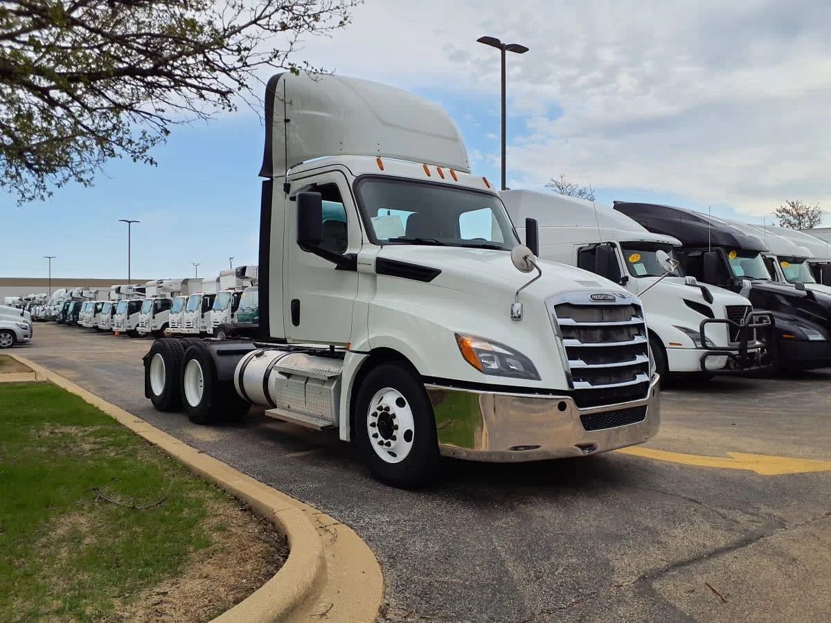 2020 Freightliner Cascadia in Bolingbrook, IL — photo 3