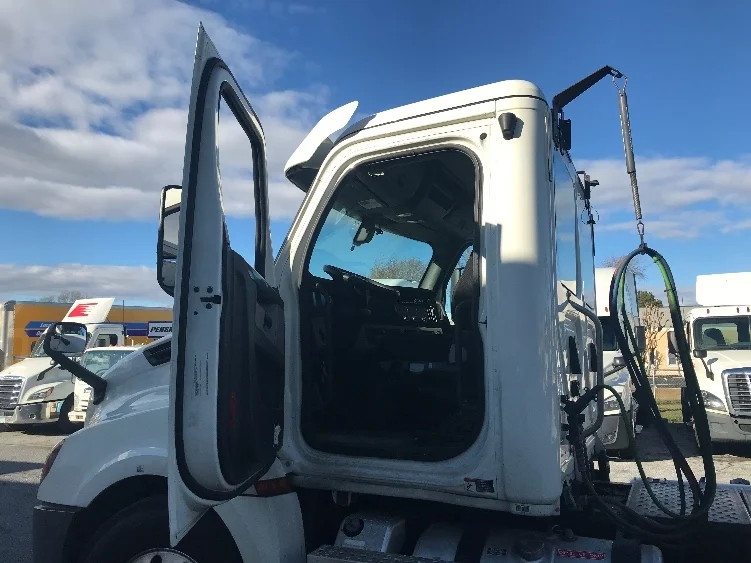 2019 Freightliner Cascadia in New Castle, DE — photo 9