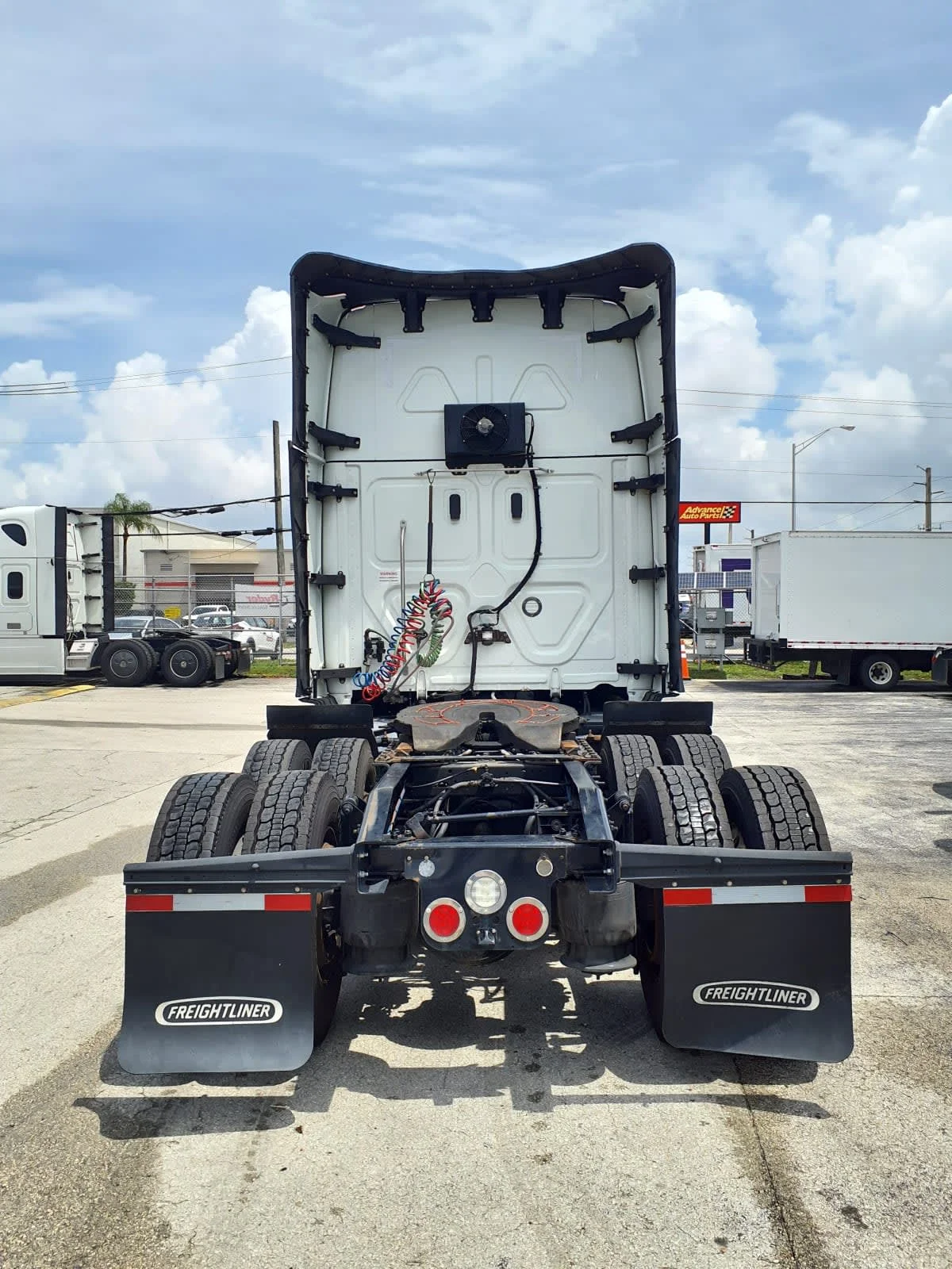 2023 Freightliner Cascadia in Miami, FL — photo 5
