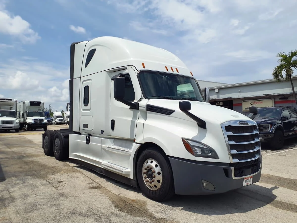 2023 Freightliner Cascadia in Miami, FL — photo 3