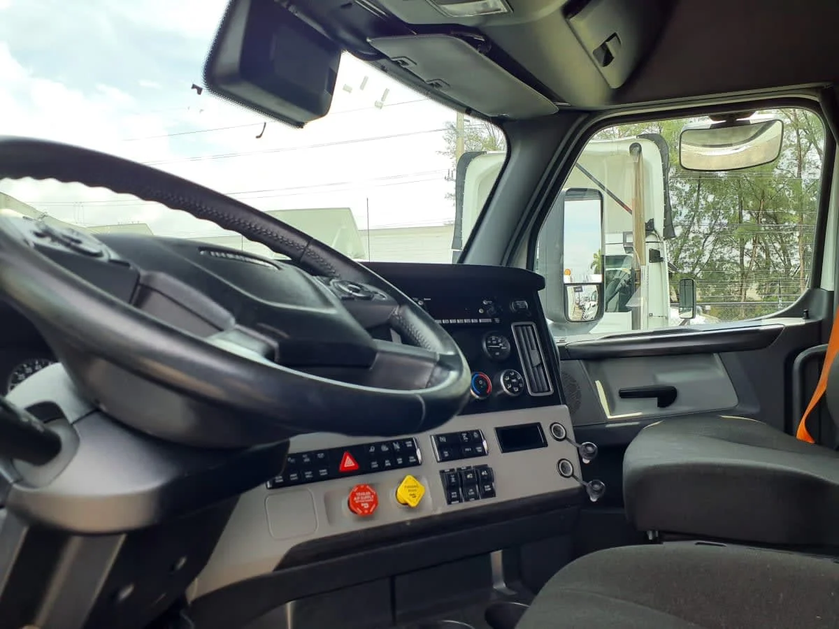2023 Freightliner Cascadia in Miami, FL — photo 7