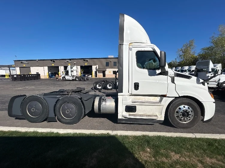 2022 Freightliner Cascadia - image 8