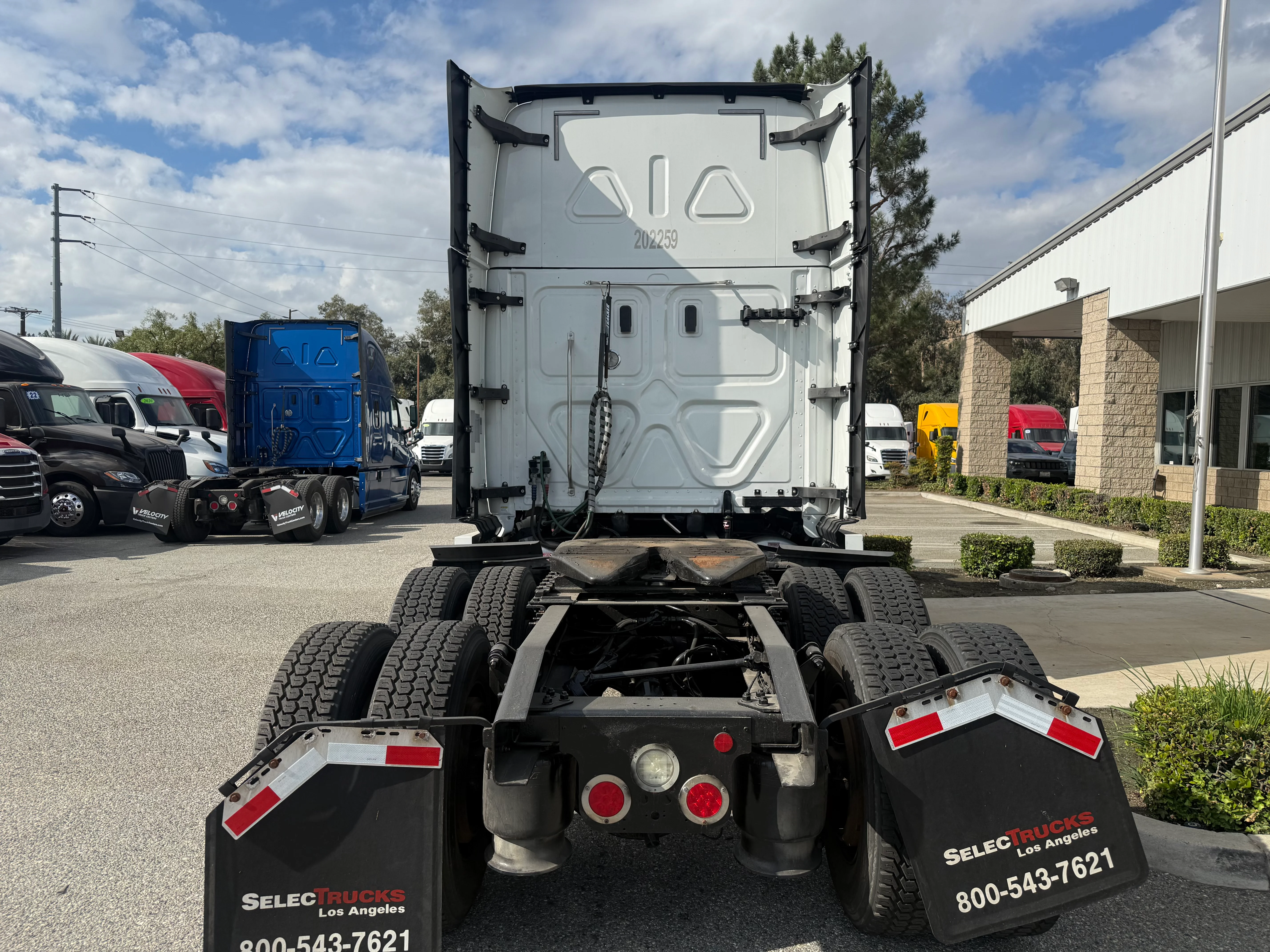 2020 Freightliner Cascadia in Selectrucks Fontana, CA — photo 5