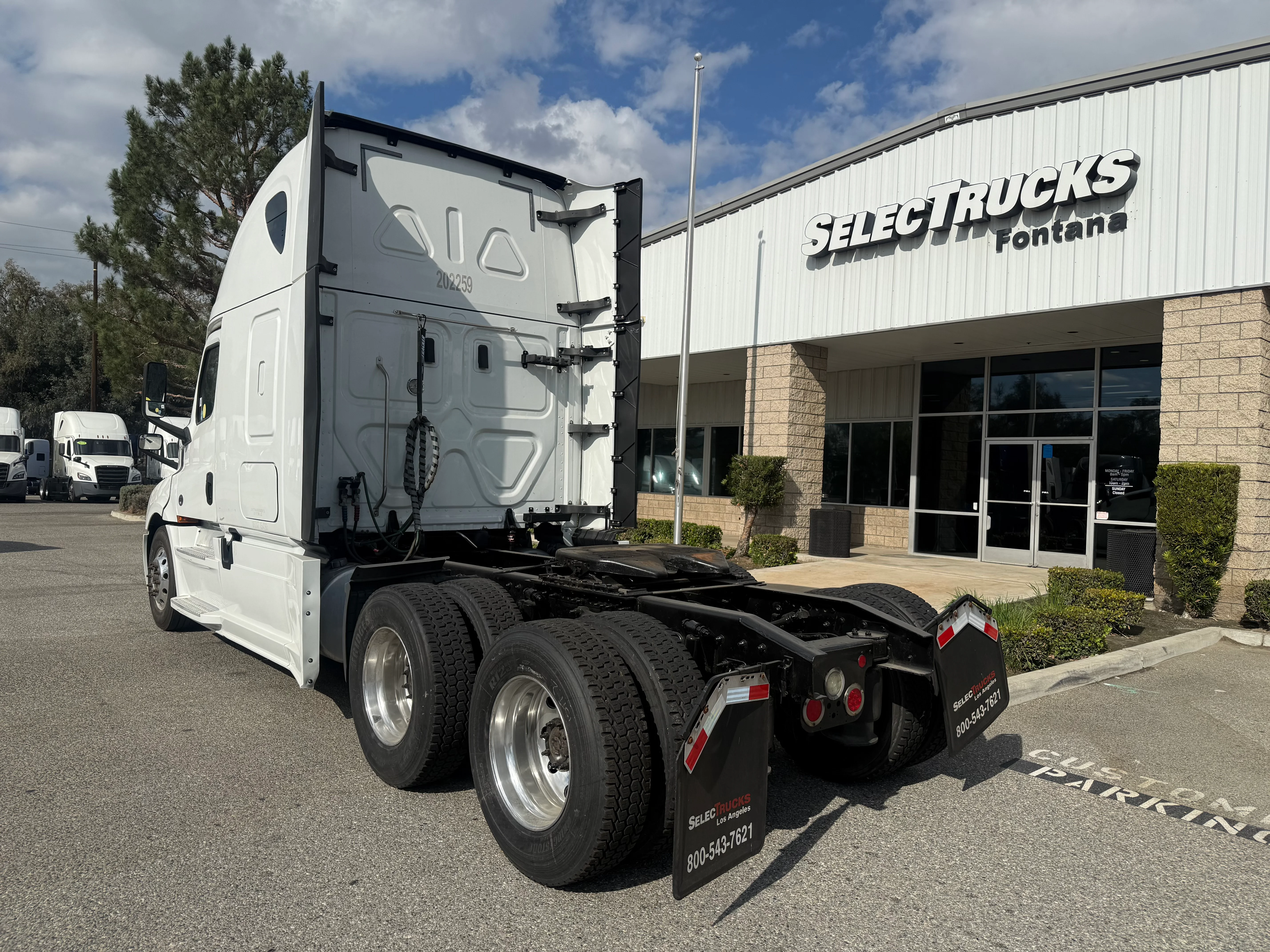 2020 Freightliner Cascadia in Selectrucks Fontana, CA — photo 4