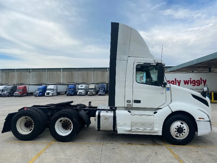 2020 Volvo - image 8