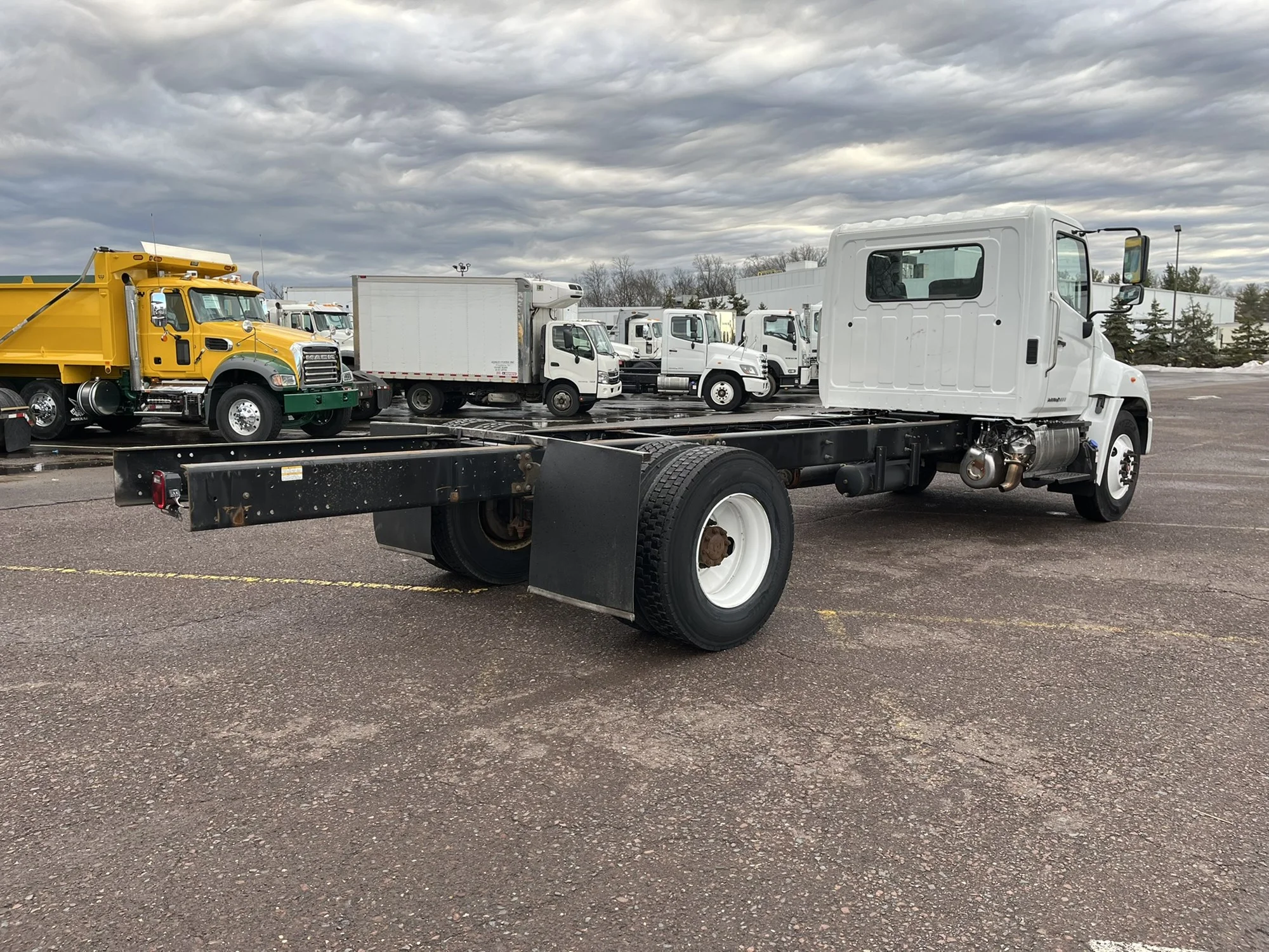 2019 Hino 268 - image 4