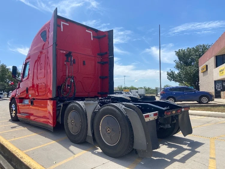 2022 Freightliner Cascadia in San Antonio, TX — photo 5