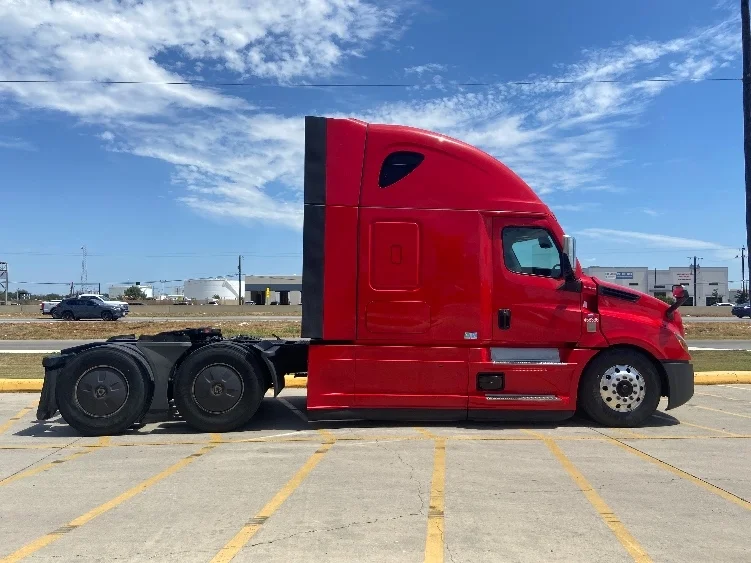 2022 Freightliner Cascadia in San Antonio, TX — photo 8