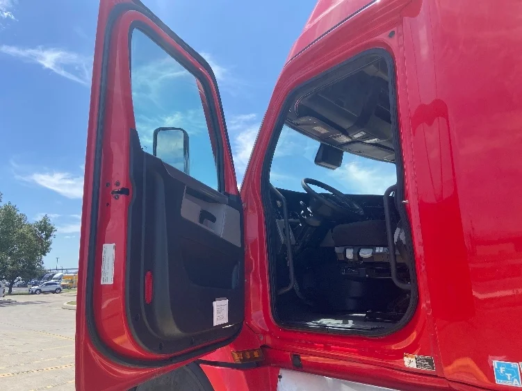2022 Freightliner Cascadia in San Antonio, TX — photo 9