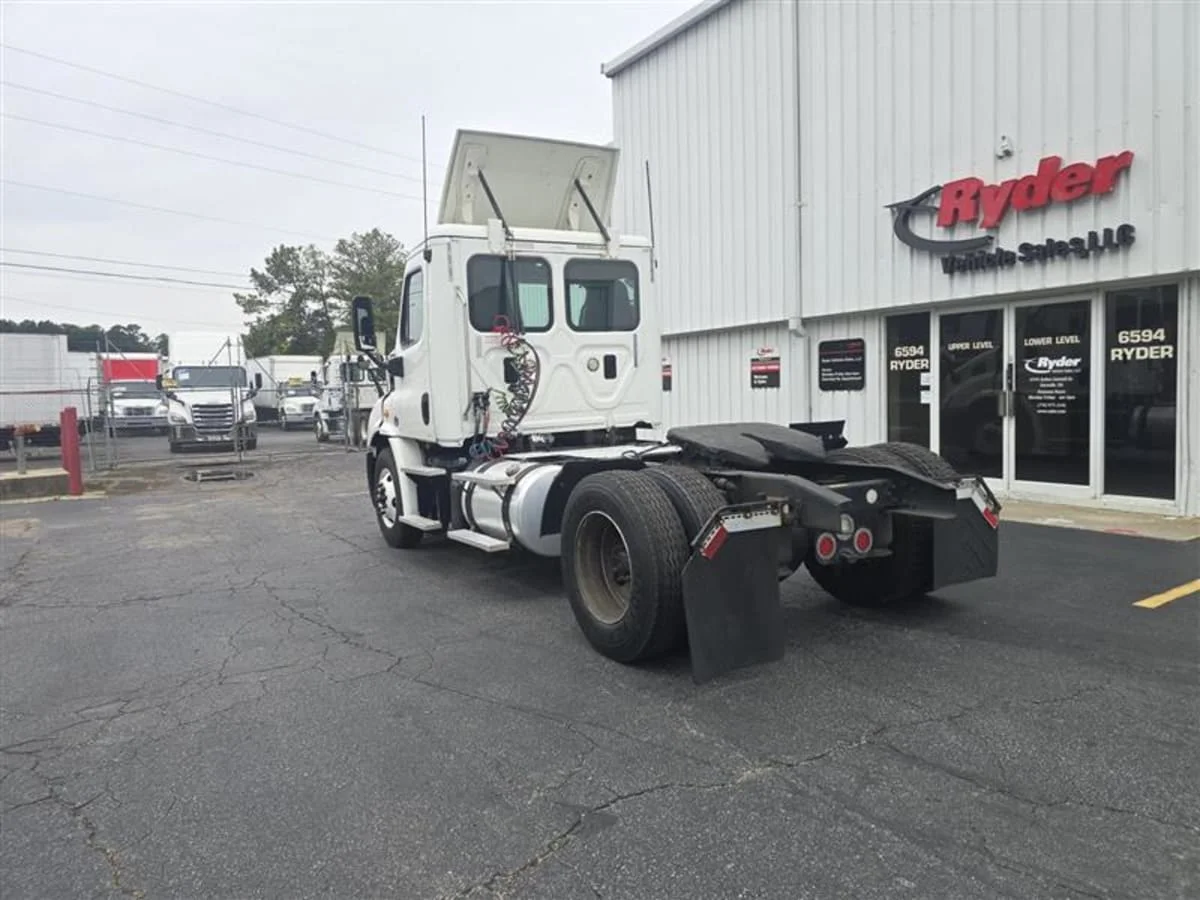 2016 Freightliner Cascadia in Doraville, GA — photo 6