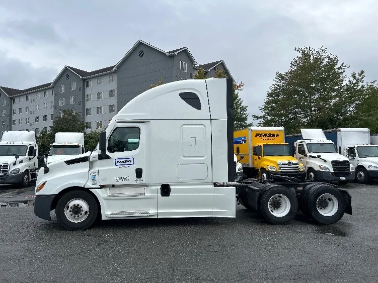 2020 Freightliner Cascadia in Chester, VA — photo 4