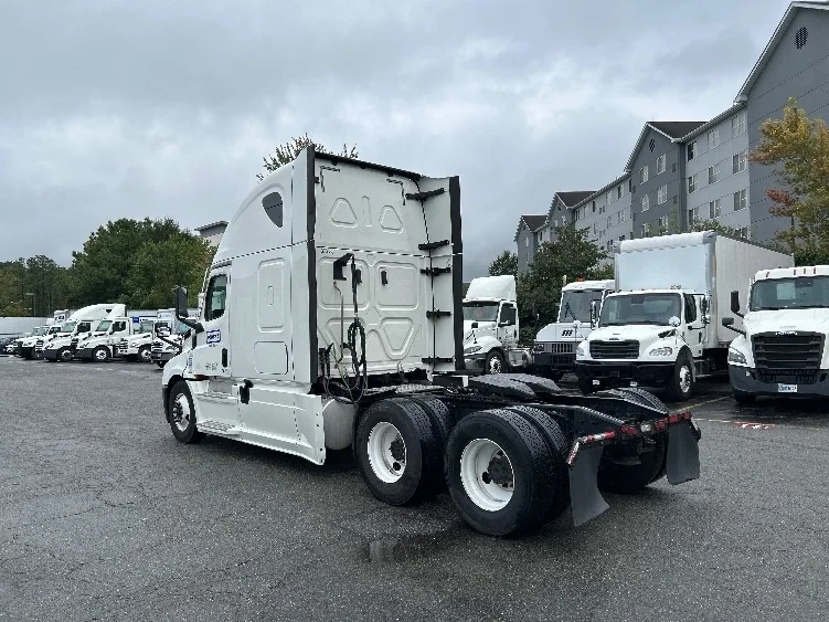 2020 Freightliner Cascadia in Chester, VA — photo 5