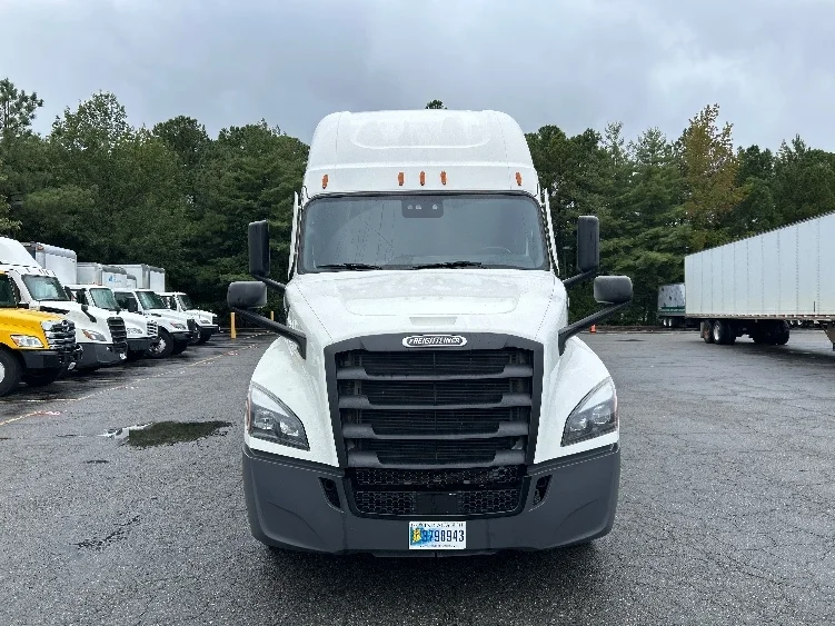 2020 Freightliner Cascadia in Chester, VA — photo 2