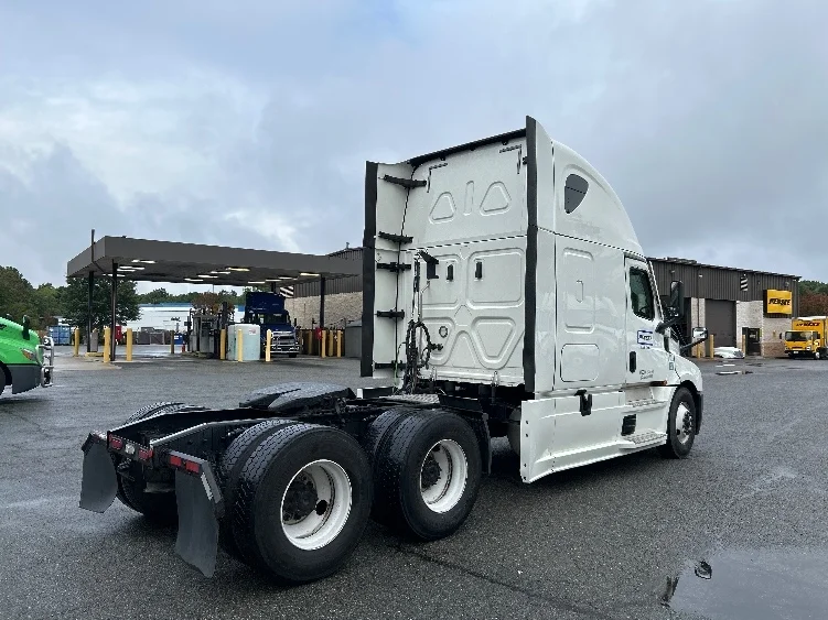 2020 Freightliner Cascadia in Chester, VA — photo 7