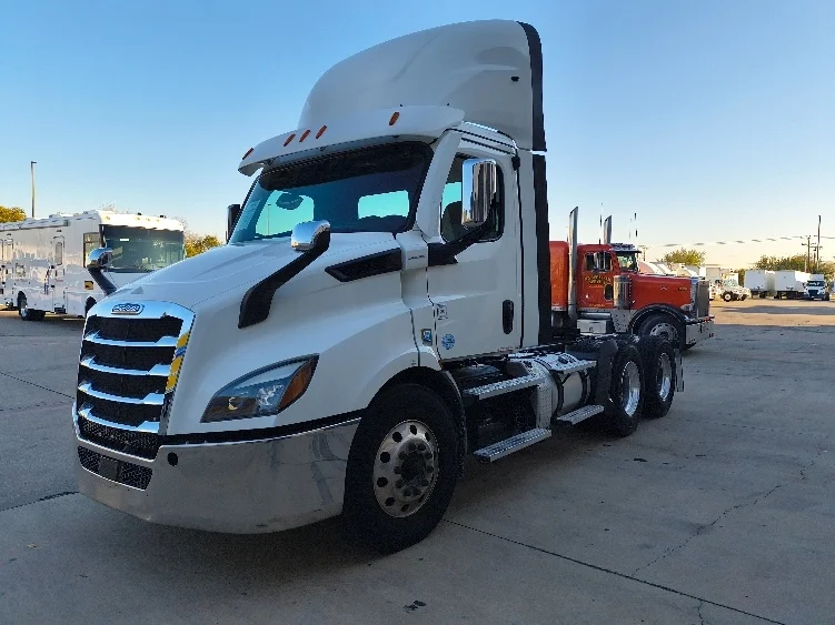 2021 Freightliner Cascadia in Arlington, TX — photo 3