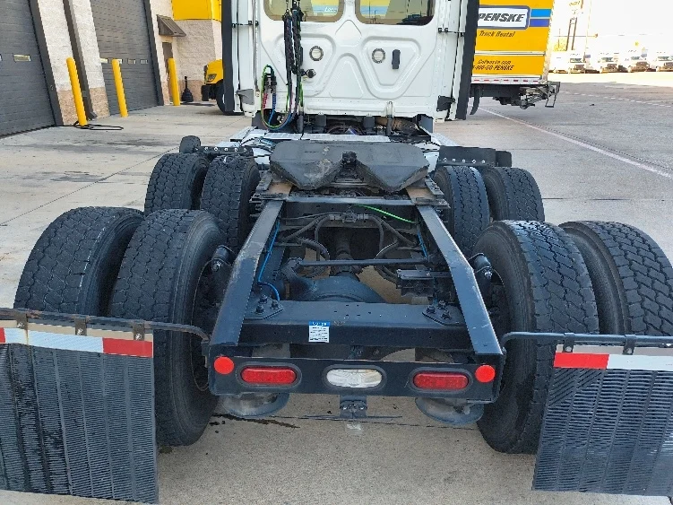 2021 Freightliner Cascadia in Arlington, TX — photo 6