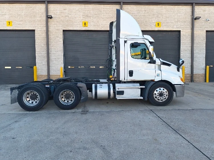 2021 Freightliner Cascadia in Arlington, TX — photo 8