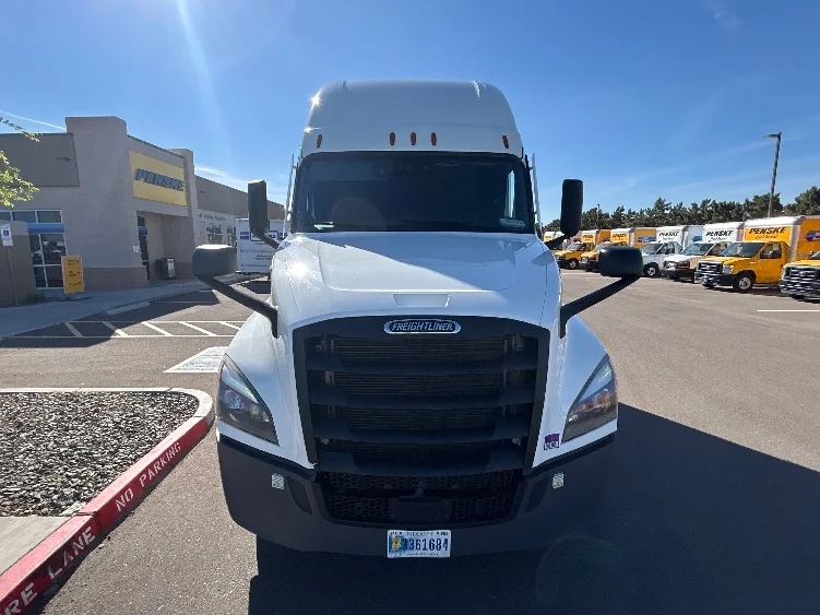 2023 Freightliner Cascadia - image 2